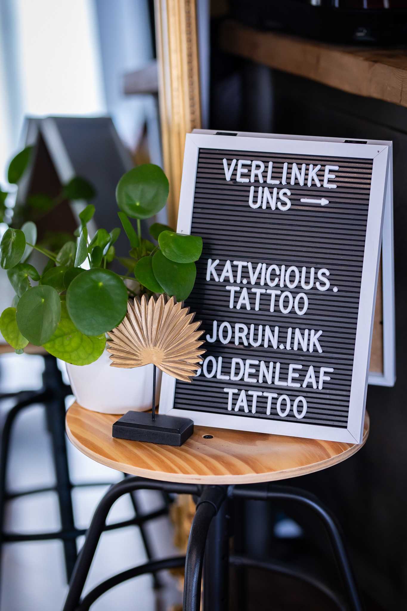 Im Golden Leaf Tattoo Studio in Lichtenfels steht eine Tafel mit den Instagram-Namen der Tätowiererinnen.