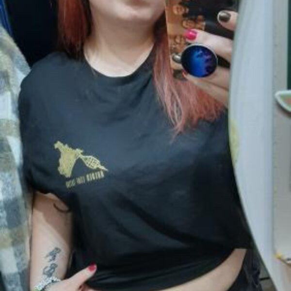 Schwarzes Baumwoll-Shirt mit Grafikprint getragen von Kundin