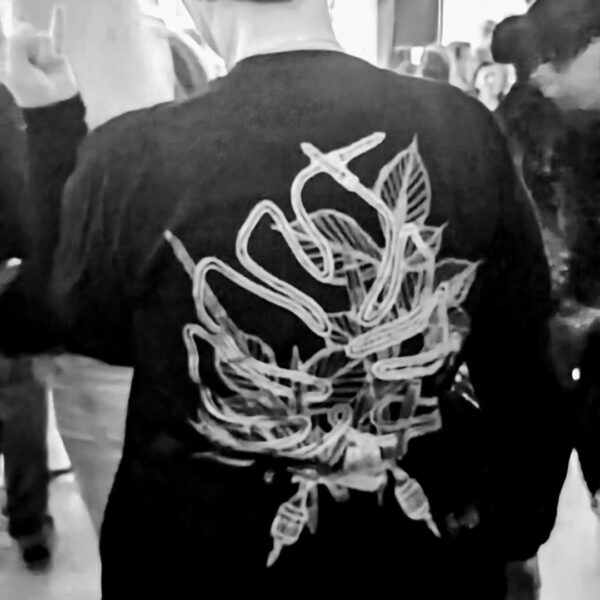 Schwarzes Baumwoll-Shirt mit Grafikprint getragen